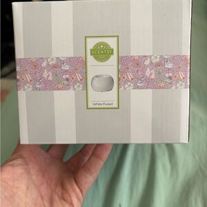 Scentsy White Fluted Full Size Wax Warmer!